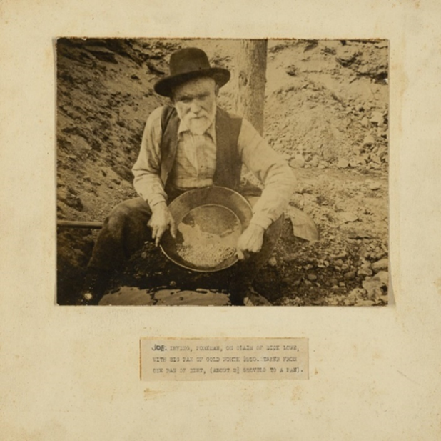 Joe Irving, contremaître, dans la concession de Dick Lowe, tenant une batée d’or d’une valeur de 850 $. Prise à partir d’une batée de terre, (environ 2 ½ pelles par batée)